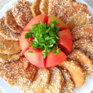 Похован црн домат со сусам и презла