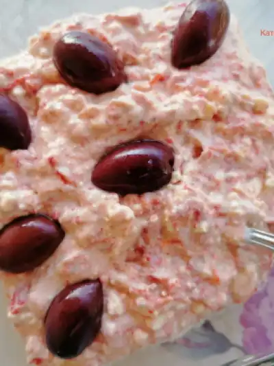 Салата со печени црвени пиперки и сирење