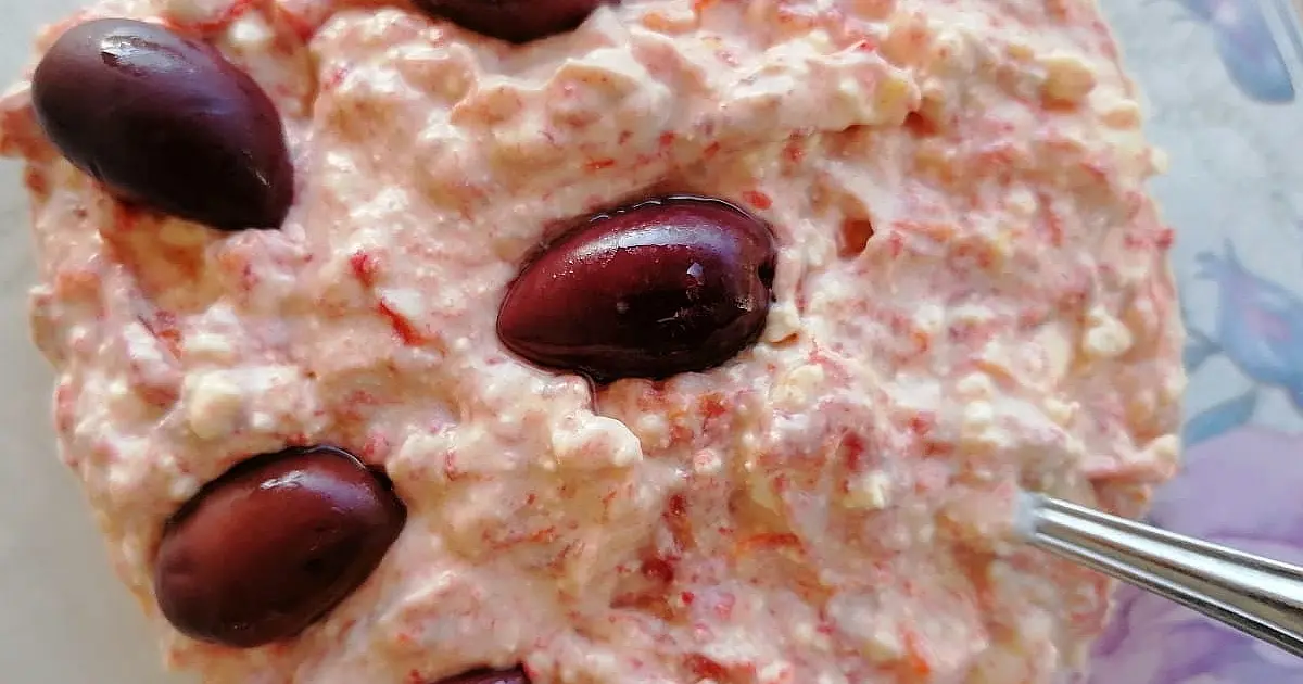Салата со печени црвени пиперки и сирење