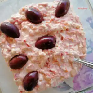 Салата со печени црвени пиперки и сирење
