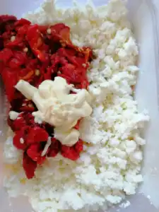 Салата со печени црвени пиперки и сирење - 2